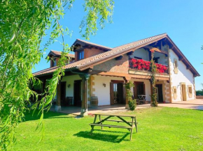 Casona cantabra con piscina a 3 km de playas. Ideal familias.